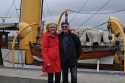 Anlaesslich des Dampfschiff SCHAARHOERN Besuchs in Cuxhaven am 13. August 2016 trafen sich die CUX `66-Oldie Party 2007 Initiatorin Erika Fischer und Initiator Ralf Froehlich an der Alten Liebe.

Foto: U. Preuss
